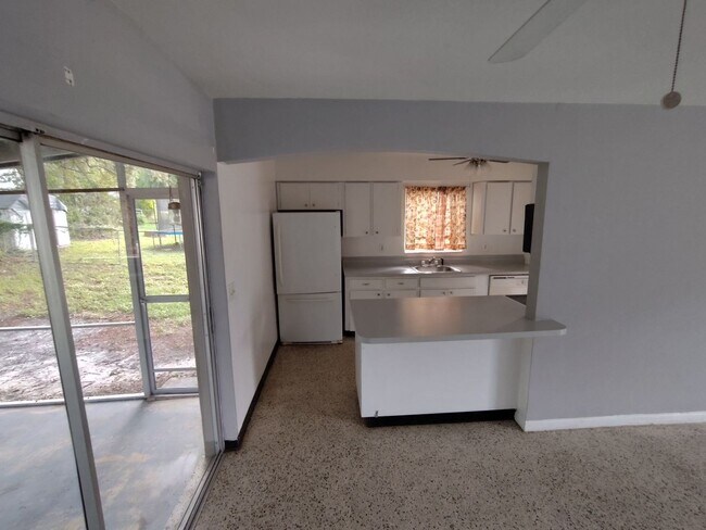 Building Photo - 2/1 Single Family in Spring Hill