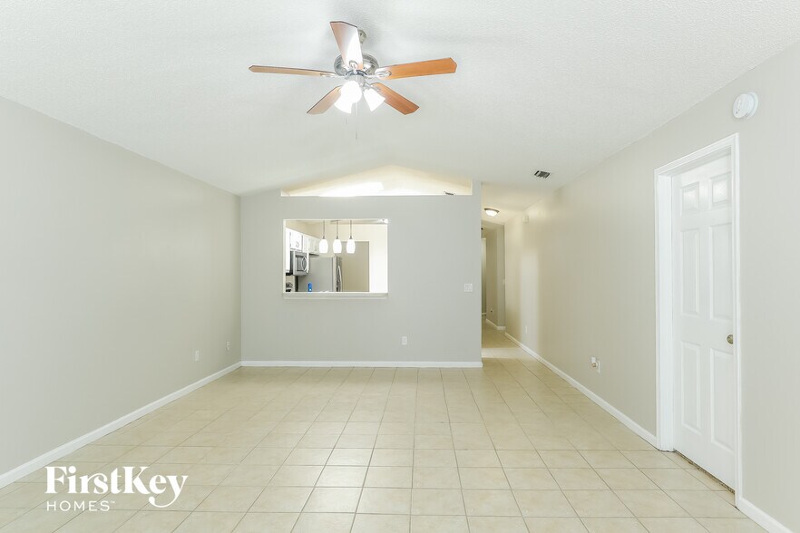 Building Photo - 3021 Caroline Crest Dr E