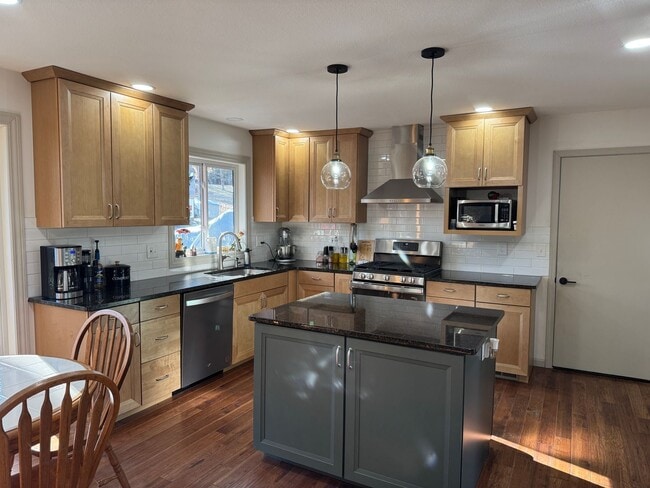 Building Photo - Secluded 3/2/2 Home West of Columbia!