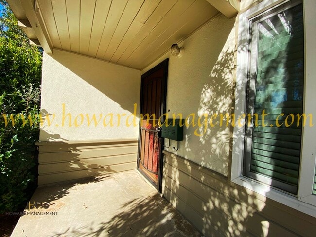 Building Photo - Lovely home with extra large backyard, con...