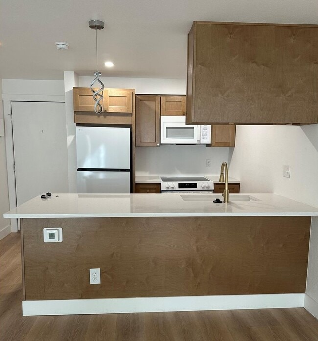 Building Photo - 1065 University Ave