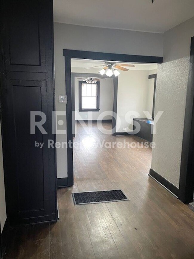 Building Photo - 576 S Oxford Ave