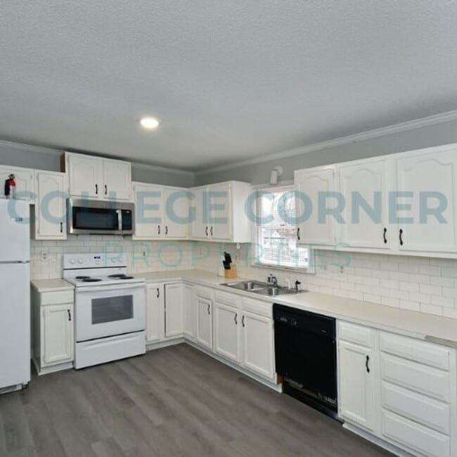 Building Photo - 1400 Brookwood Dr