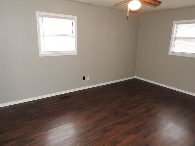 Building Photo - Move-in Ready!  3-Bed, 2-Bath Farmington Home.  Fenced-in backyard + 2x Car Garage