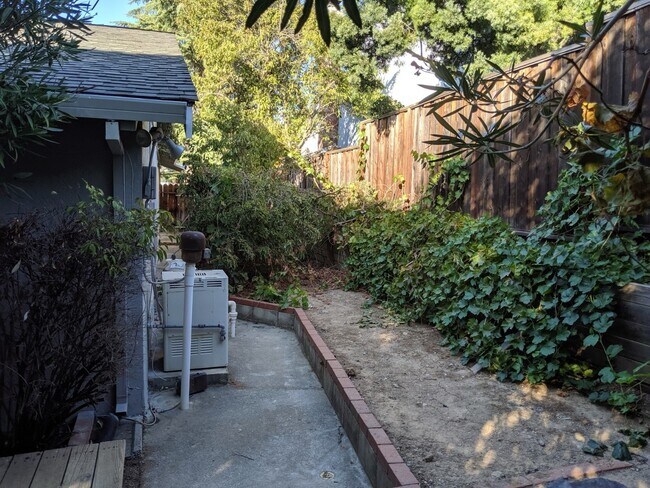 Building Photo - Remodeled 4 Bed 2 Bath Beauty in Vintage H...