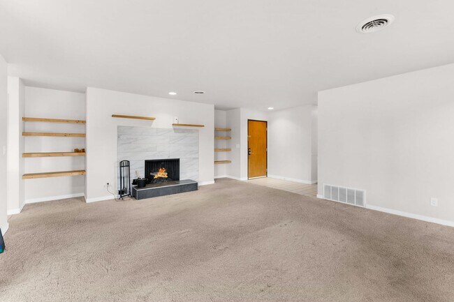 Building Photo - 6550 Delmonico Dr