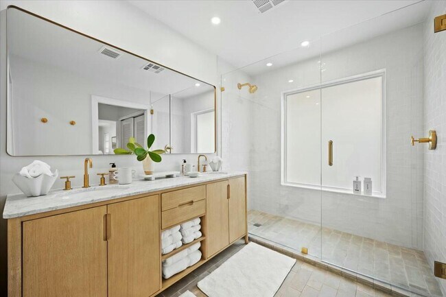 Building Photo - 232 Cove Pl