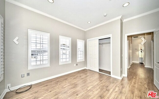 Building Photo - 909 S Gramercy Pl