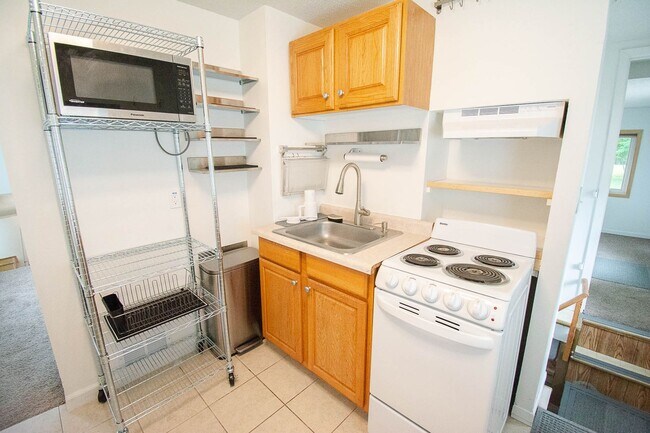 Building Photo - Cozy 2 Bedroom SE Rochester Home with Incredible Yard!