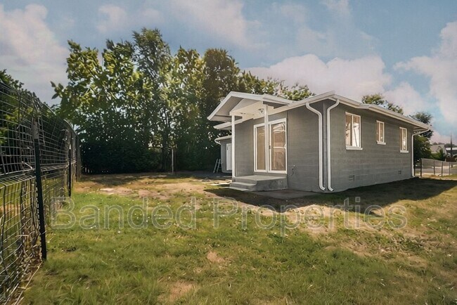 Building Photo - 376 W 700 N