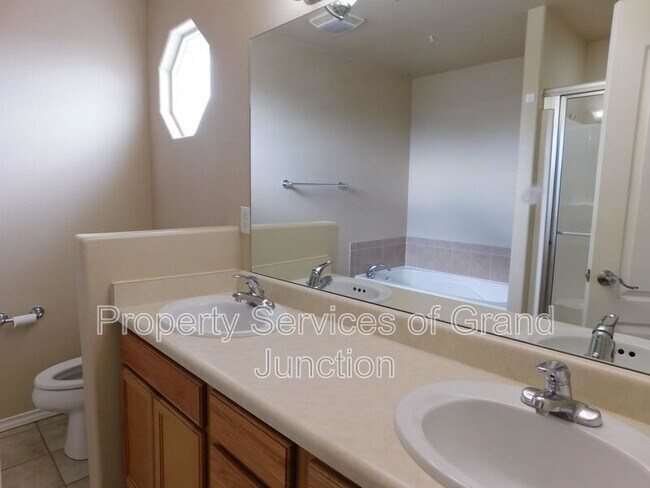 Building Photo - 3136 Shamrock Dr