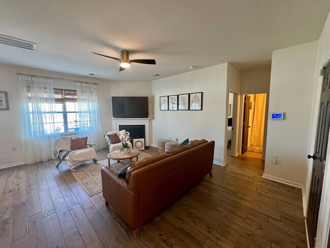 Building Photo - Beautiful 5BR/3BA Home in Roberta Ridge