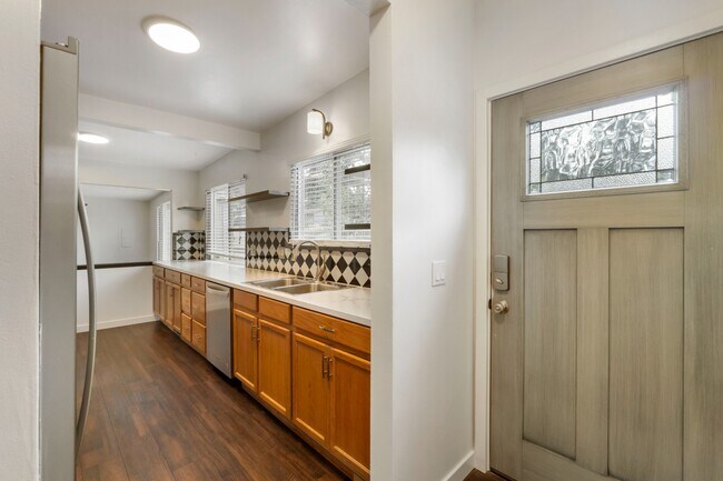 Building Photo - Spacious 5 Bedroom with Huge yard and 3 fireplaces