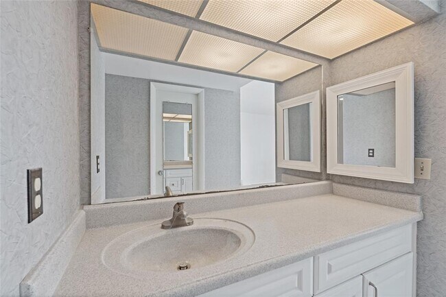 Building Photo - 2621 Cove Cay Dr