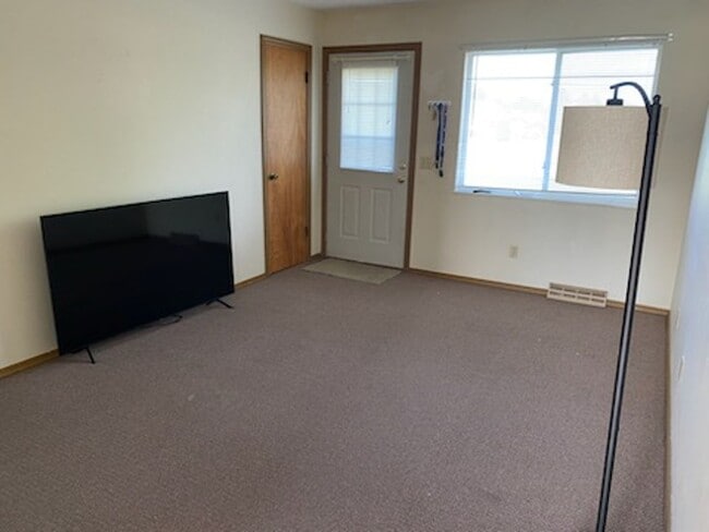 Building Photo - Two Bedroom One Bath Apartment in Grand Rapids