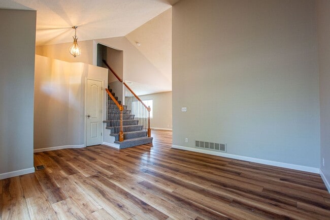 Building Photo - Extremely Spacious 3 Bedroom / 2.5 Bath Home in Bellevue!