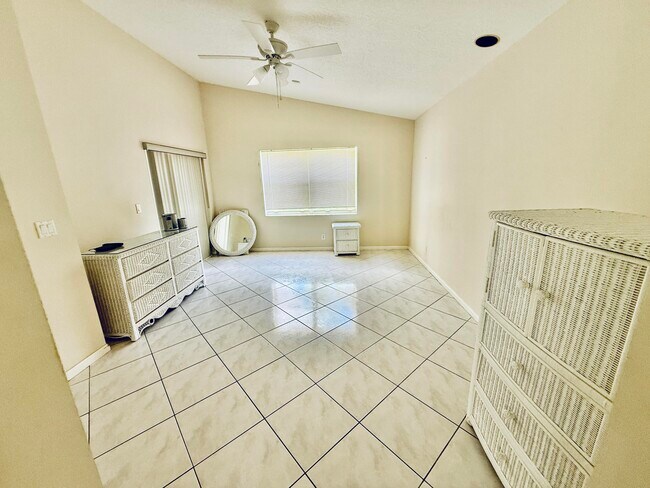 Building Photo - 10921 Royal Caribbean Cir