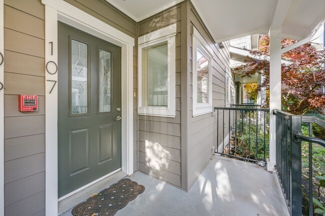 Building Photo - 3 bedroom 2.5 bathrooms.1 parking space