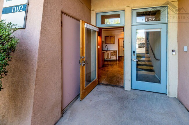 Building Photo - Bright Midtown Studio Loft