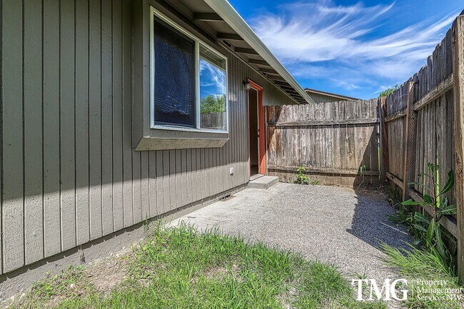 Building Photo - 2 Bedroom Duplex W/ attached garage in Was...