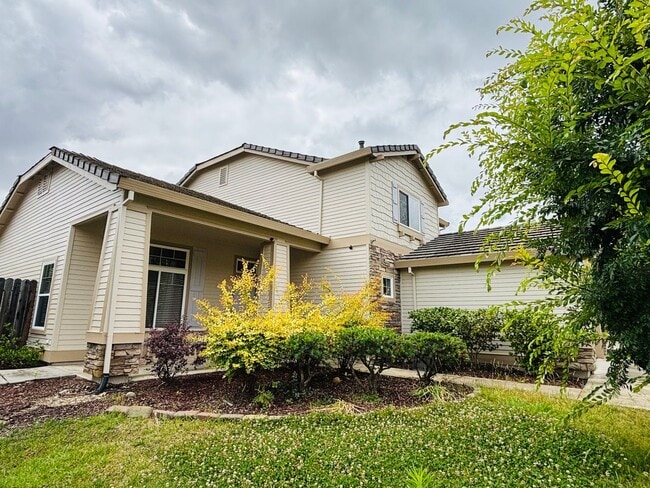 Building Photo - Stunning Four Bedroom Three Bathroom Home in Folsom