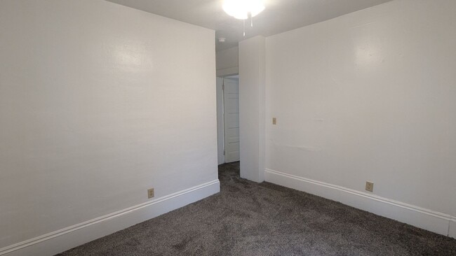 Building Photo - J &amp; D Family Properties (719 Prospect Ave)