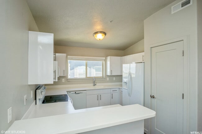 Building Photo - 1700 S Sandhill Rd