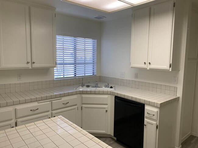 Building Photo - Light & Bright Mission Ridge Condo