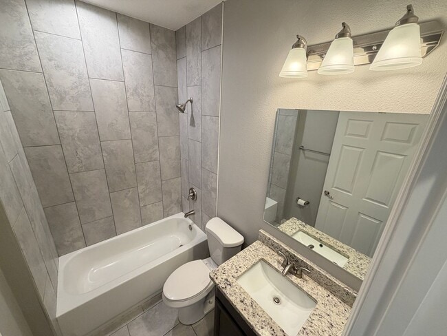 Building Photo - Available now!! Adorable 3 Bedroom / 2 Bathroom Home in Palm Bay!!