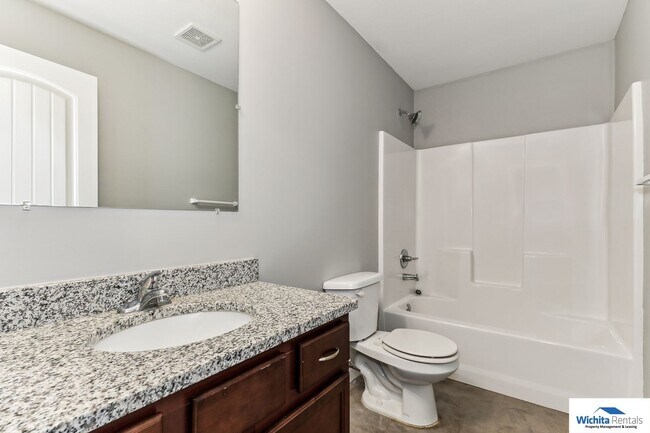 Building Photo - 3 bedroom 2 bath duplex