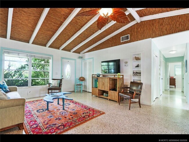 Building Photo - 1905 NE River Ct