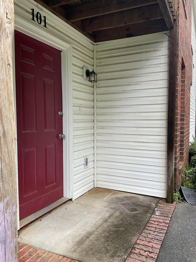 Building Photo - 1546 Hamilton Dr