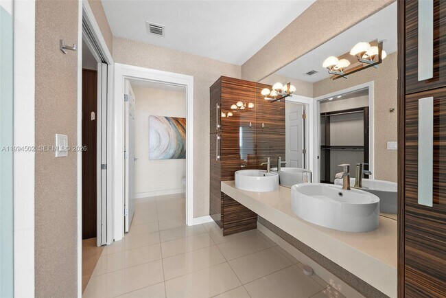 Building Photo - 2020 N Bayshore Dr