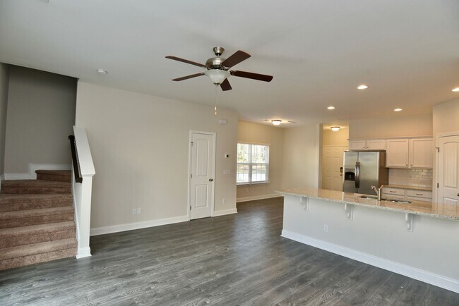 Building Photo - 3 Bedroom 2 1/2 Bath Townhome In Richmond Hill