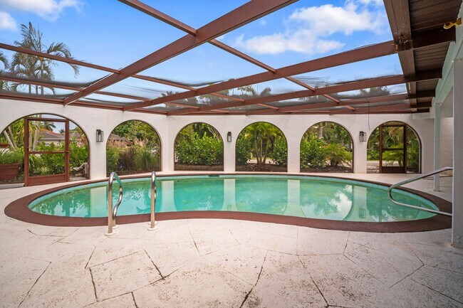 Building Photo - Annual Pool Home in The Moorings!