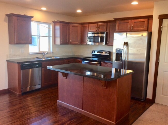 Building Photo - 4 bedroom, 3 bath Town home