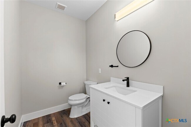 Building Photo - 2204 Magnolia Dr