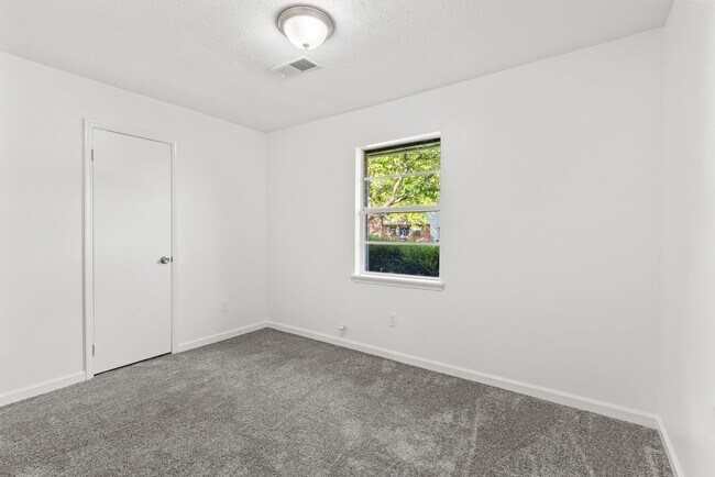 Building Photo - Charming 3 Bedroom, 2 Bathroom house
