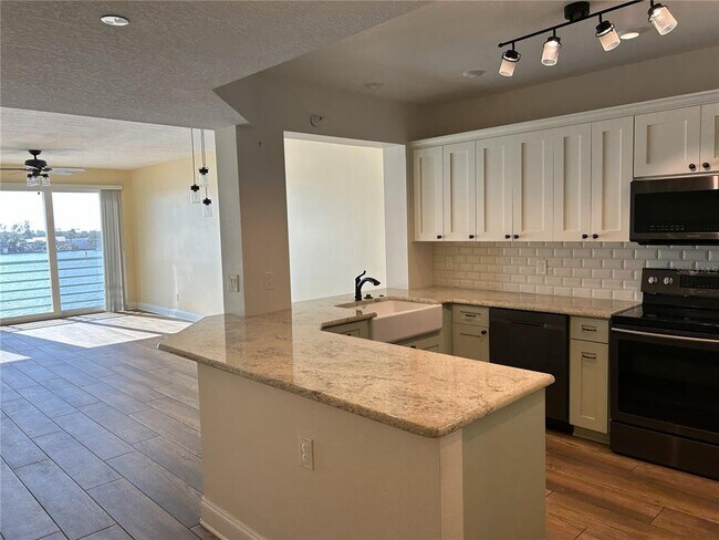 Building Photo - 8000 Sailboat Key Blvd S