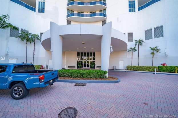 Building Photo - 15811 Collins Ave