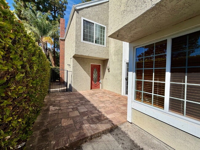 Building Photo - Great location in Lake Forest!