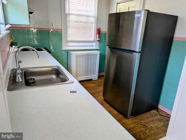 Building Photo - 6 W Hoffman Ave