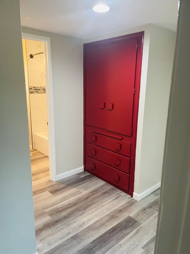 Building Photo - Renovated 2bed/1bath Duplex