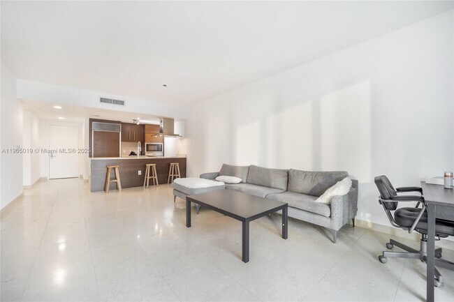 Building Photo - 495 Brickell Ave