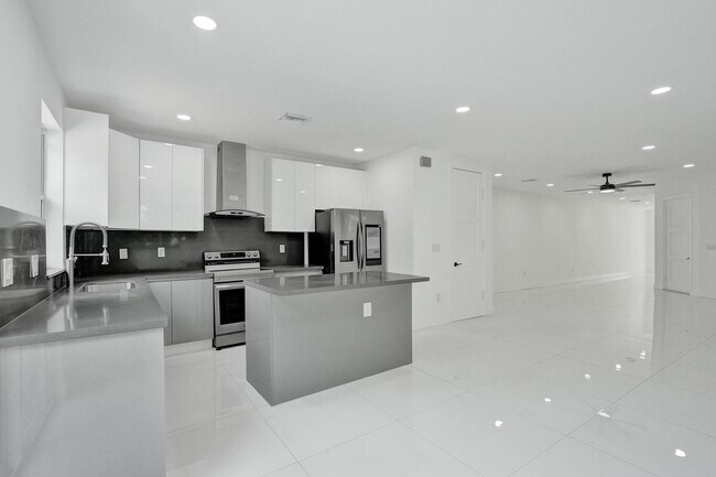 Building Photo - 1215 W Las Olas Blvd