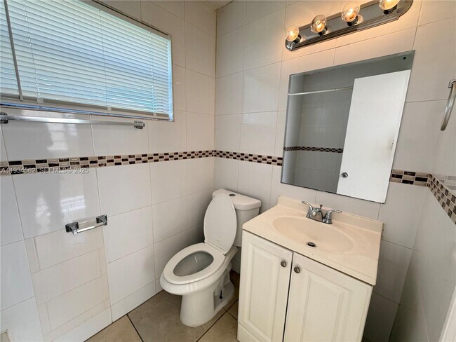 Building Photo - 2571 NW 13th Ct