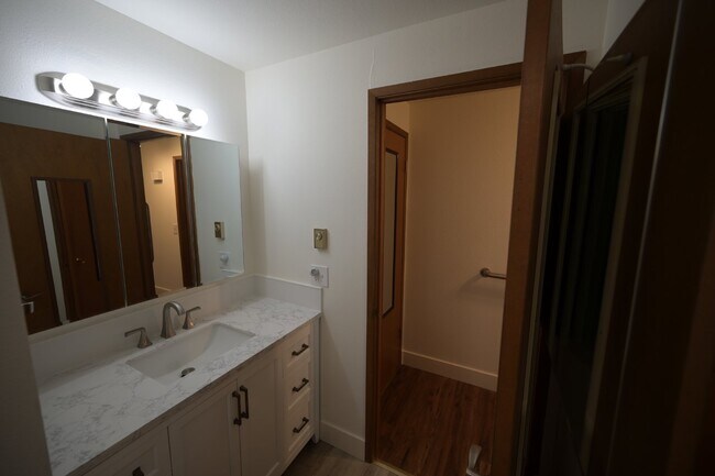 Building Photo - 2 bed 1 bath condo in 55+ community- ALL U...