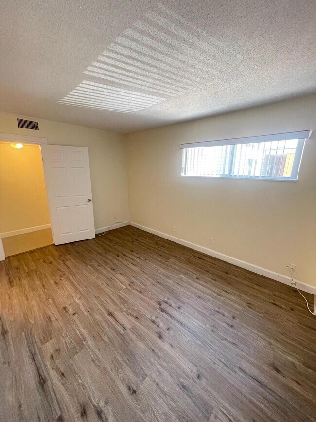 Building Photo - 1500 Crescent Cir