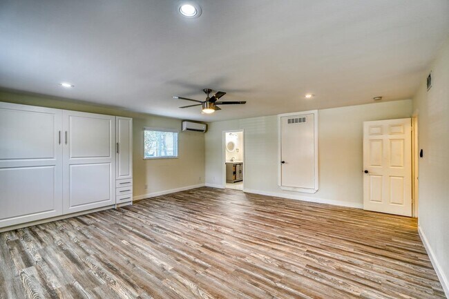 Building Photo - 614 E Briarway Dr