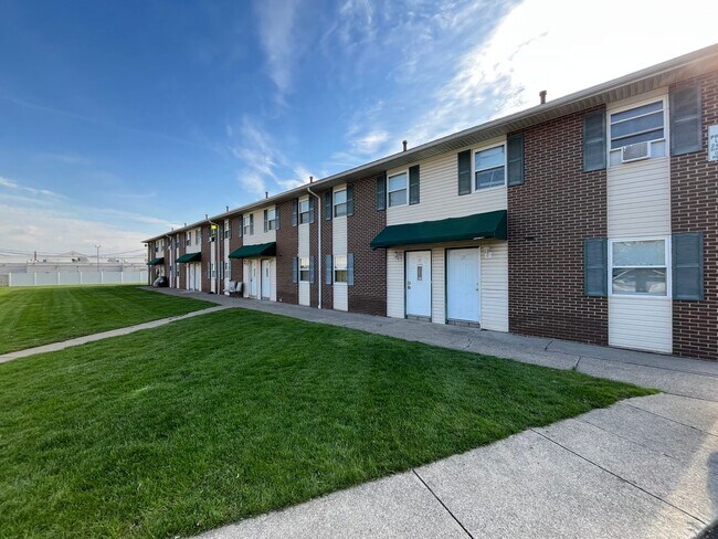 Building Photo - Elyria - updated 2 bedroom/1 bath townhouse.